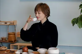 孙俪不拍剧在家搞茶艺，日式短发配镶钻耳环好吸睛，却显出少女感图片