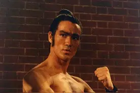 武痴15岁习武，崇拜李小龙，自创多门绝技，上擂台1回合惨遭KO图片