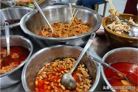 云南大姐卖怪味鸡脚，2.5元1个火了30年，一年四季都在排队图片