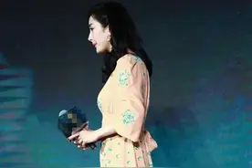 杨幂伸脖似鸵鸟，鹿晗关晓彤像老大爷，仪态差，颜值再高也白搭图片