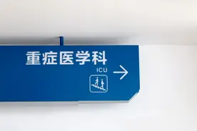 老师，您快来看看，这袋液体快爆炸了图片