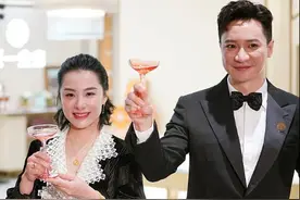 41岁刘璇产后发福？脸颊圆润腰身臃肿，身旁艺术家老公儒雅帅气图片