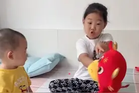 治得服服帖帖！山东1岁半弟弟不睡觉，6岁姐姐拿玩偶“杀鸡儆猴”图片