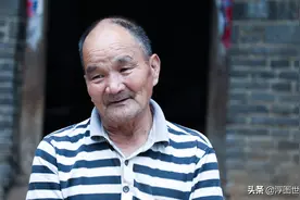 71岁山区贫困老人40岁时娶了个“傻媳妇”供出大学生成全家骄傲图片