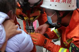 福建宁德：5岁女童手指被塑料玩具“咬”致肿胀 消防巧妙施救图片