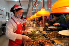食堂怪象：为何宁可把饭菜倒掉，也不愿给学生多打？真相终于来了图片