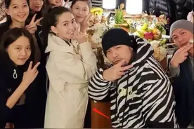 怀三胎了？周杰伦晒聚会照帮老婆修图，好友放出原图昆凌肚子凸出图片