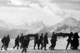 二战时期高寒山地运送一名伤员，训练有素的德军也需要12人图片