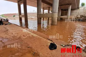 柳州男子疑下河捞铁溺亡！岸上留有摩托车、裤子和一把钢锯图片