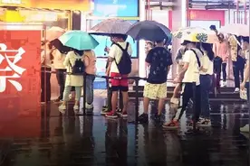 暗访餐饮店雇人排队：一个晚上烧几千元，老板直呼遭不住图片