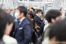 日本男人比我们天朝男人更注重外表？大热天的也西装革履的.图片