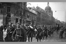1945年血腥的“布达佩斯围城战”，50万苏军围攻城市50天图片