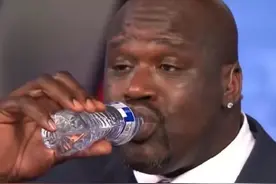 这也被拍？NBA球星喝水样子实在太有意思！伊巴卡单手拎一桶水喝图片
