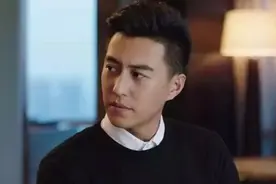 靳东为小儿子庆生，照片中兄弟俩的背影超可爱，幸福的一家人图片