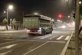 30分钟内60余辆车闯红灯！记者蹲守两夜查哈尔滨“疯狂”渣土车，看着太惊心图片