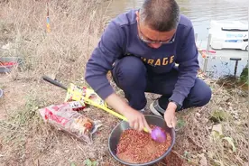 一款钓鲫鱼的窝料配方和打窝技巧，不仅精准诱鱼效果更好视频封面