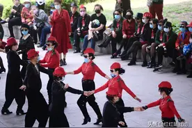沈阳：绝了！广场舞步调一致引目光图片