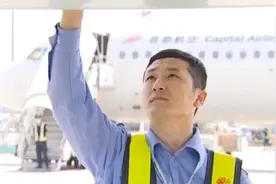 细之再细慎之再慎 飞机“医生”给飞机做“体检”图片