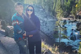 被曝疑怀二胎！40岁陈冠希手摸女友肚子留影，继续享受做不婚爸爸图片