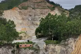 福建泉州磊秀石材涂岭矿山照证到期后仍开山采石，自规局监管后复耕复绿却难实施图片