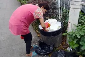 34岁宝妈半夜翻垃圾桶 人到中年最大的勇气莫过于放下身段拼命赚钱图片