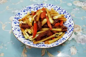 家常小炒花生芽，好吃又营养，很适合老人孩子食用，做法简单快手图片