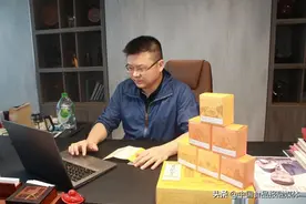 黄花菜铺就“黄金路”图片
