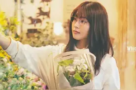 组图：“村花”有村架纯化身眼镜娘，花店写真大片温柔静谧图片