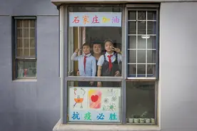 为抗疫加油，他用无人机记录同一小区19名孩子的真挚表演图片