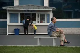 朝鲜女人比男人勤快，开拖拉机，盖房子修路，忙忙活活当家不做主图片