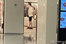 巩俐逛奢侈品店被偶遇，56岁穿健美裤身材纤瘦，1米7长腿实力抢镜图片