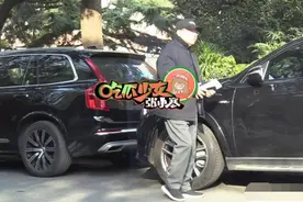 冯绍峰父亲孤身开赵丽颖座驾前往急诊科，差点追尾引人担忧图片