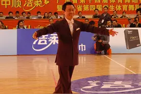 广东农民，500元创业到身价百亿；70岁的他，不管公司只跳舞图片
