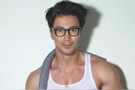 他今年54岁，出生于新加坡，身材壮硕，肌肉明显，知道是谁吗？图片