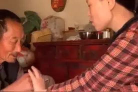 山东8旬老人给百天重孙千元贺礼，孙媳：种地卖菜攒的，收了100图片