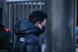 年收入过亿，却将老父亲送养老院，黄渤的做法透露出很多人的无奈图片