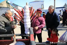 晋南7旬奶奶带小孙女逛集市，她给小孙女买美食，小孙女高兴不已图片