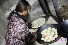 办喜宴剩下一些猪油渣，娟子用它包馍，又给明明做碗排骨面送去视频封面