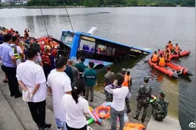 最新：贵州公交坠湖已致21人死亡，包括1名学生图片