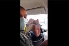 阿根廷通货膨胀致货币贬值 男子将成堆硬币卖废铁图片