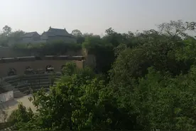五一期间的郑州樱桃沟建业足球小镇，免门票免停车费，抓紧去吧图片