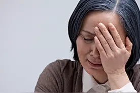 照顾父母十多年，父亲死后：母亲走了，姊妹掰了，我错在哪？图片