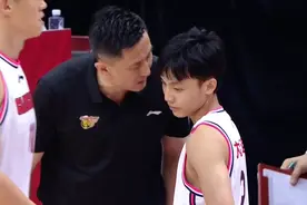 徐杰垫脚动作被杜锋大骂！默默接受批评不敢吭声 网友：不是故意的图片