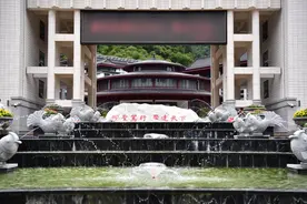 7.1亿元！贫困县斥巨资建“豪华中学”，削山造景，需还贷12年…图片