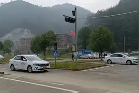 “损失近两万！”岳阳一男子考驾照时，突被要求脱鞋图片
