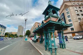吉林延边有一座边境小城，位于三国交界处，街上招牌都用三国文字图片