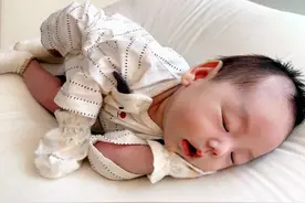 宝宝手指藏着发育秘密，这些动作代表发育信号，关乎认知和智商图片