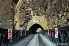 1953年，一解放军士兵被浇筑在大桥桥墩，至今都有武警巡逻看守图片
