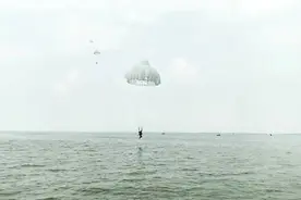 第71集团军某旅：实力上新！水上跳伞震撼来袭！图片