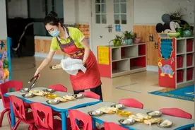 幼儿园伙食费300元，妈妈担心孩子吃不好，看了照片后心里乐开花图片